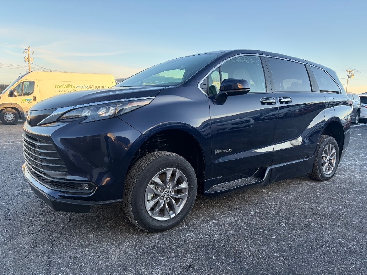 2025 TOYOTA SIENNA - Image 2