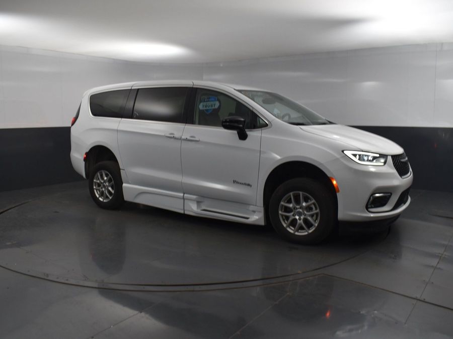 Used 2024 Chrysler Pacifica Touring L - BraunAbility Side Entry Entry Fold Out Automatic Ramp