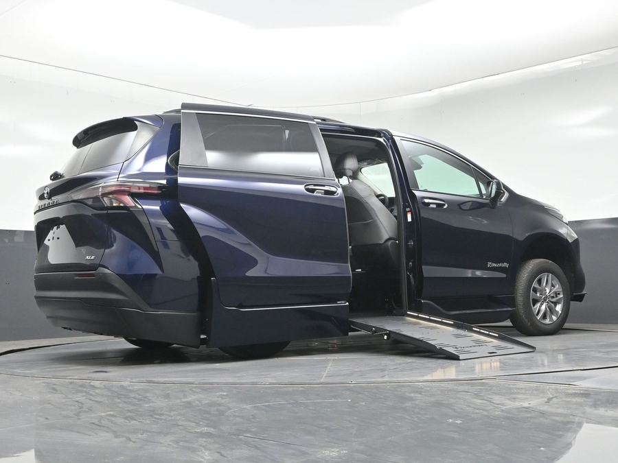 New 2026 Toyota Sienna Hybrid XLE Add - BraunAbility Side Entry Fold Out Automatic Ramp