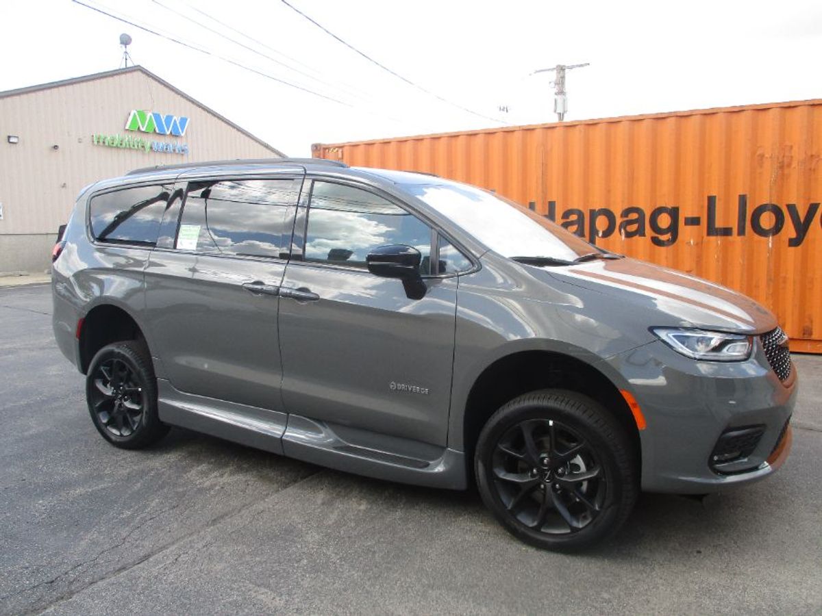 Grey Chrysler Pacifica image number 3
