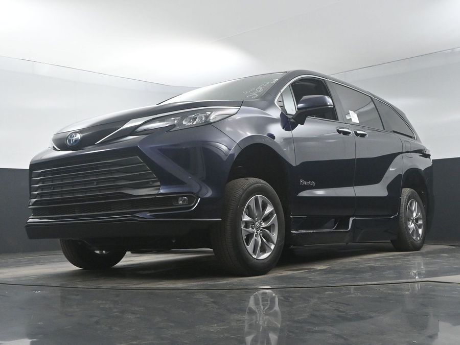 New 2025 Toyota Sienna Hybrid XLE Base - BraunAbility Side Entry Entry Fold Out Automatic Ramp