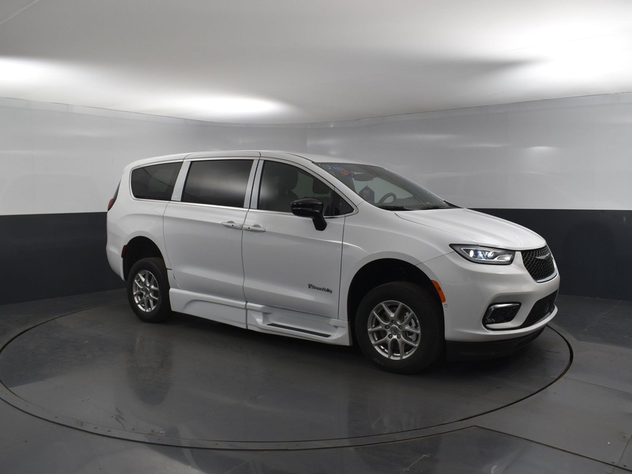 New 2025 Chrysler Pacifica Select Safety - BraunAbility Side Entry Entry In Floor Automatic Ramp