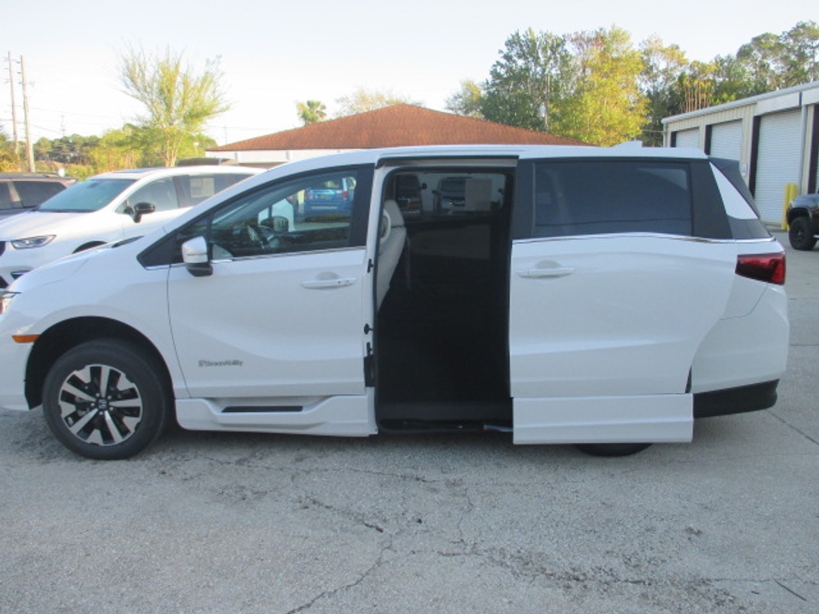 White Honda Odyssey image number 30