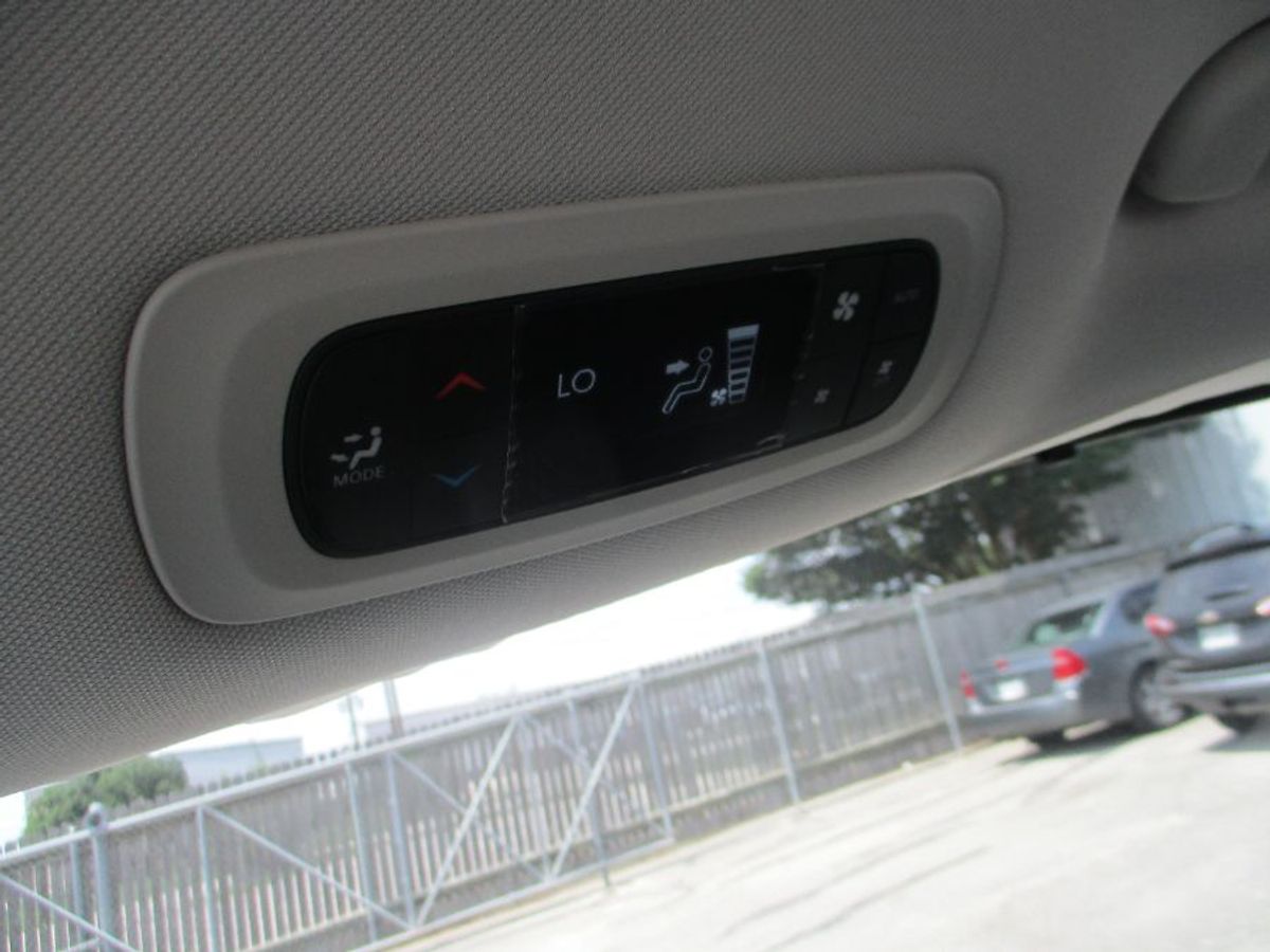 Silver Chrysler Pacifica image number 16