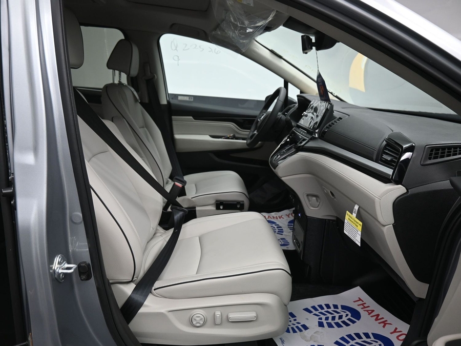 Silver Honda Odyssey image number 8