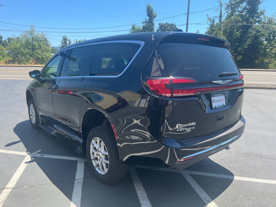 Used 2024 Chrysler Pacifica Touring L - BraunAbility Side Entry Entry Fold Out Automatic Ramp