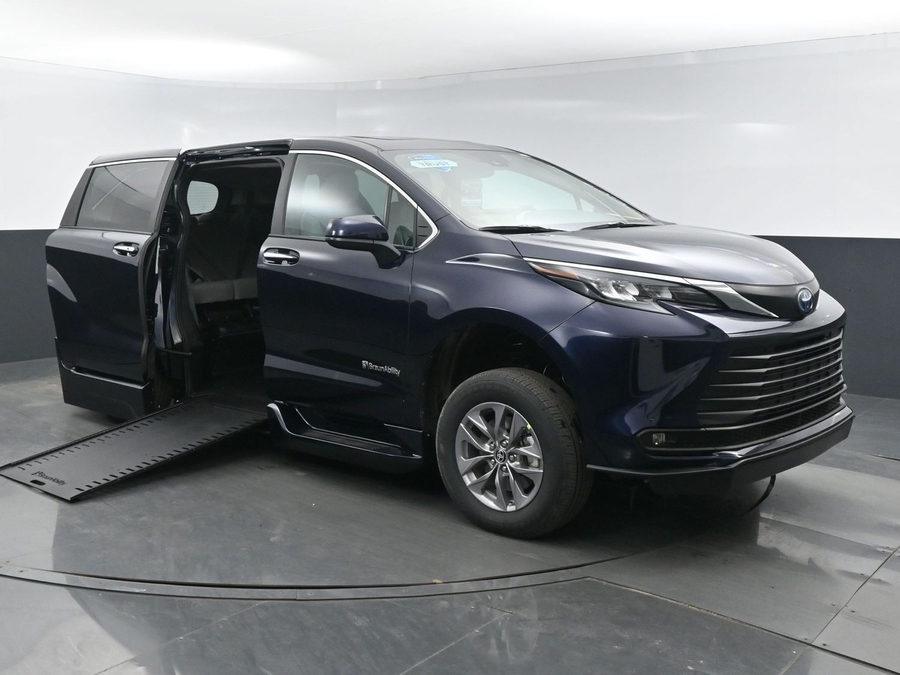 New 2026 Toyota Sienna Hybrid XLE Base - BraunAbility Side Entry Entry In Floor Automatic Ramp