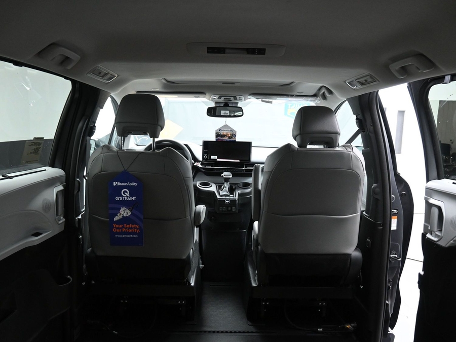 New 2025 Toyota Sienna Hybrid XLE Base - BraunAbility Side Entry Entry In Floor Automatic Ramp