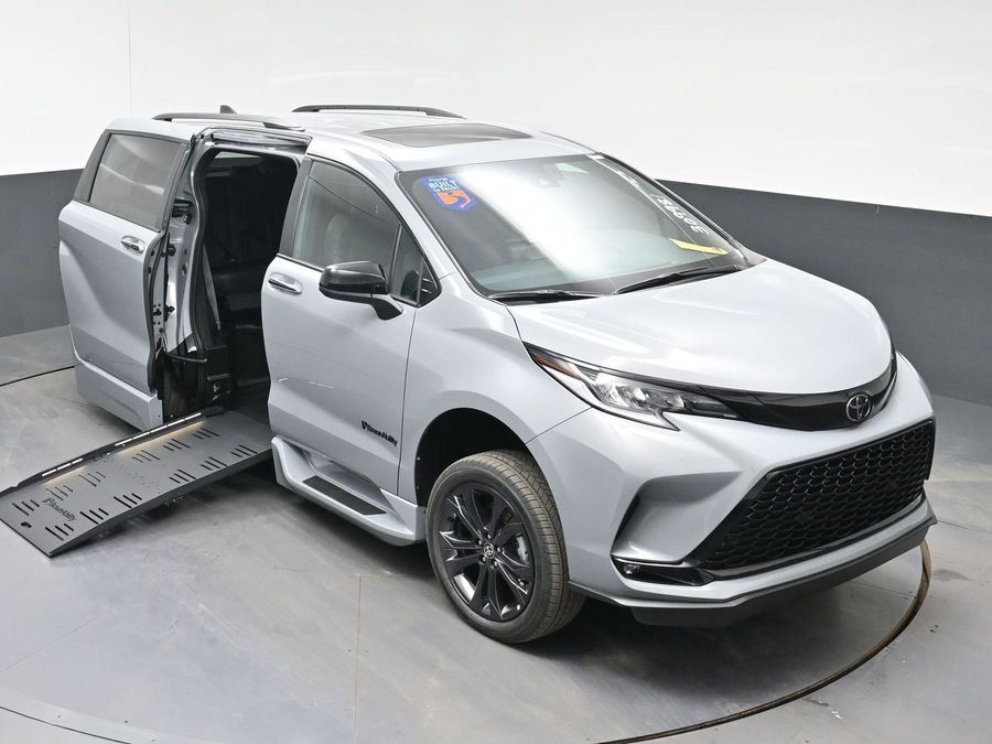 New 2026 Toyota Sienna Hybrid XSE Sport - BraunAbility Side Entry Fold Out Automatic Ramp