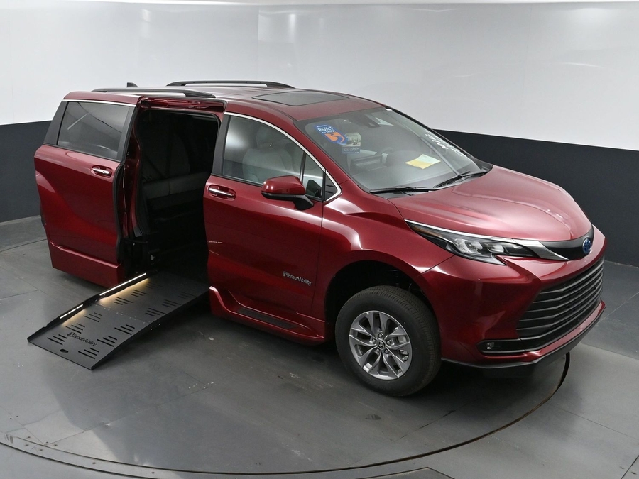 New 2025 Toyota Sienna Hybrid XLE Plus - BraunAbility Side Entry Entry Fold Out Automatic Ramp