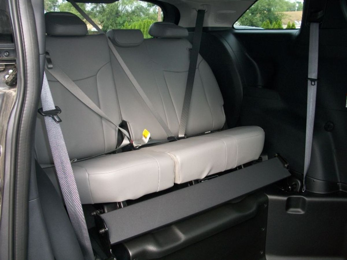 Grey Toyota Sienna image number 8
