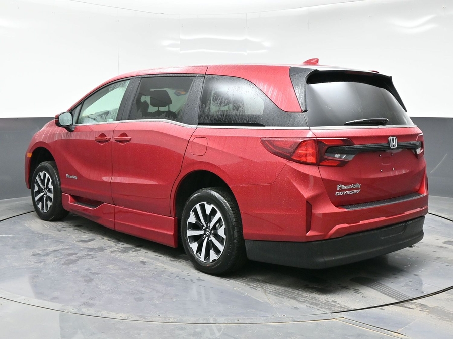Red Honda Odyssey image number 4
