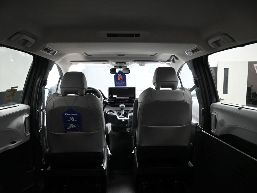 New 2025 Toyota Sienna Hybrid XLE Plus - BraunAbility Side Entry Entry Fold Out Automatic Ramp