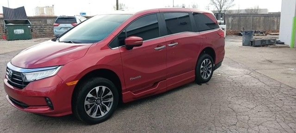 Red Honda Odyssey image number 3