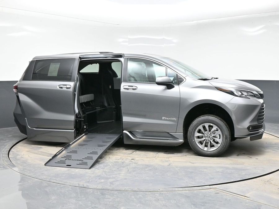 New 2026 Toyota Sienna Hybrid XLE Base - BraunAbility Side Entry Fold Out Automatic Ramp