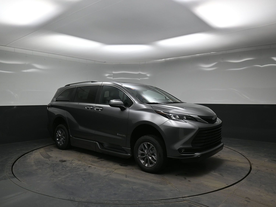 New 2026 Toyota Sienna Hybrid XLE Base - BraunAbility Side Entry Fold Out Automatic Ramp