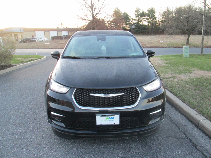 Black Chrysler Pacifica image number 2
