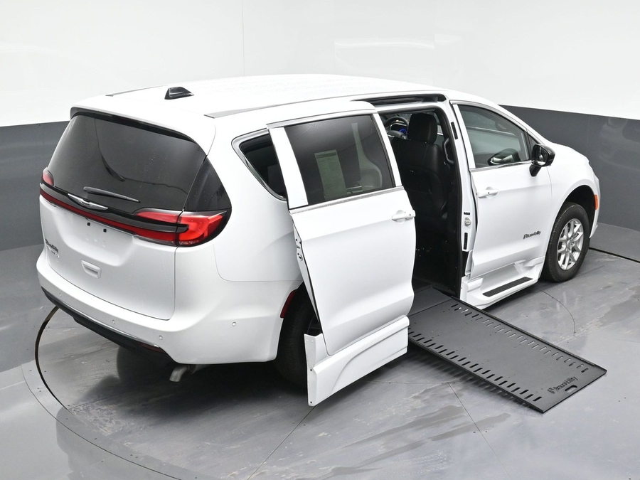 New 2025 Chrysler Pacifica Select Safety - BraunAbility Side Entry Entry In Floor Automatic Ramp