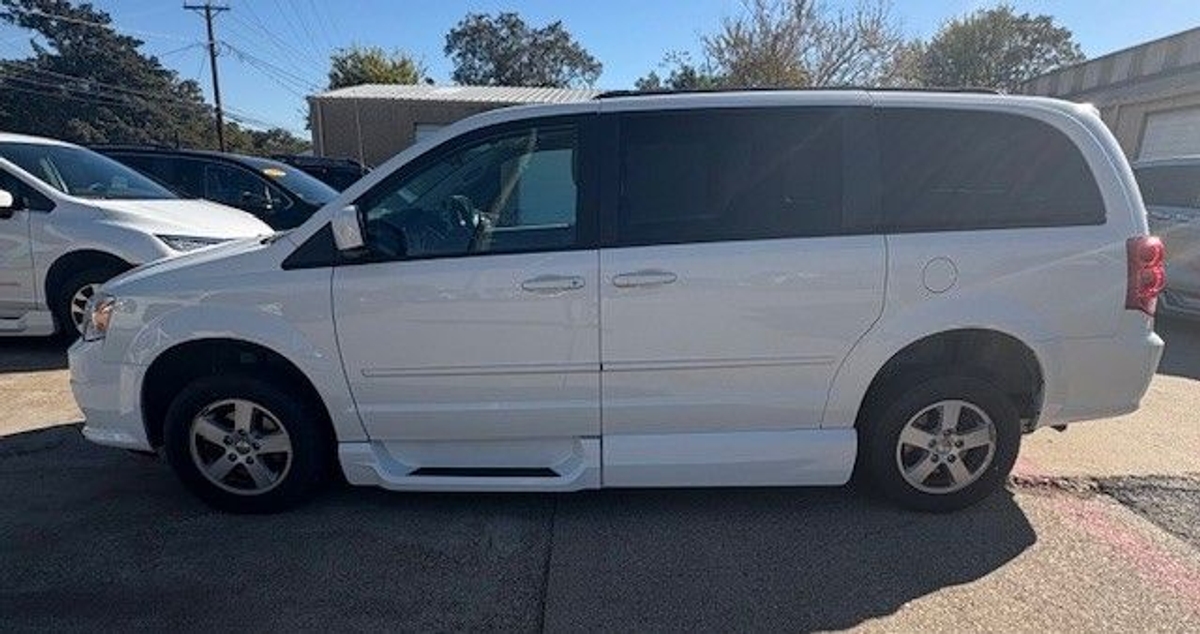  Dodge Grand Caravan image number 8