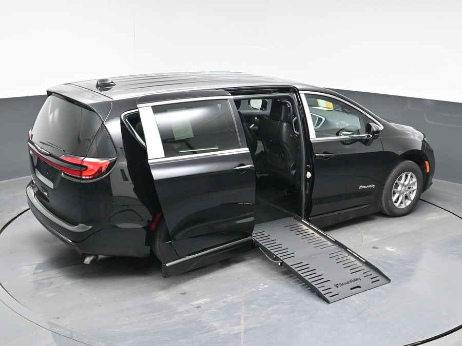 Black Chrysler Pacifica image number 11