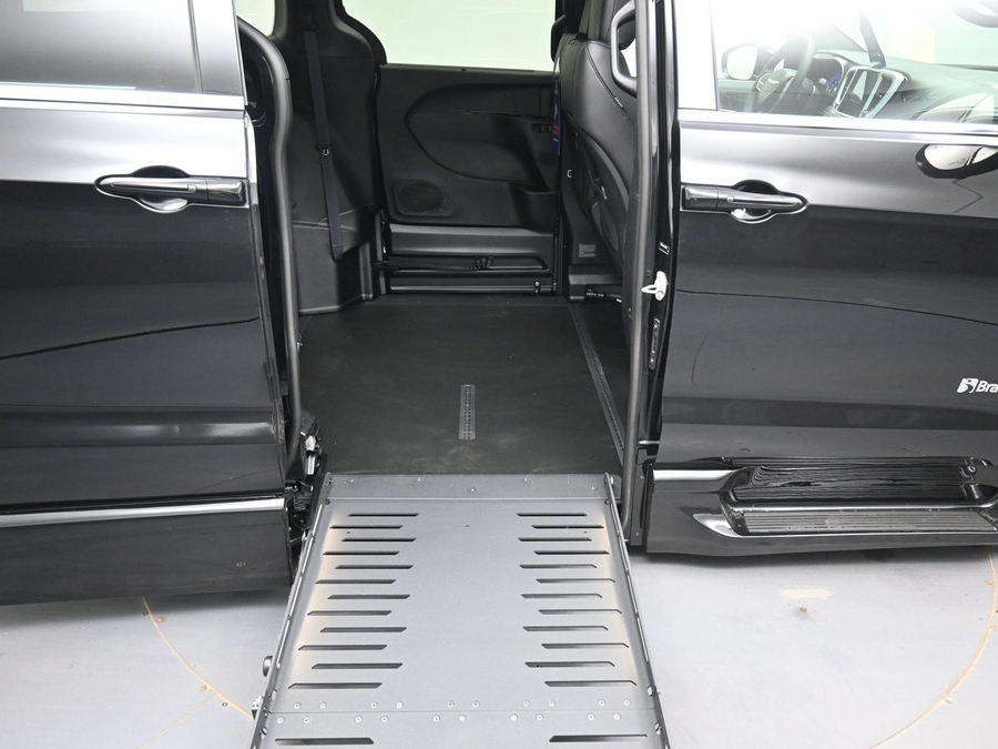 Black Chrysler Pacifica image number 10