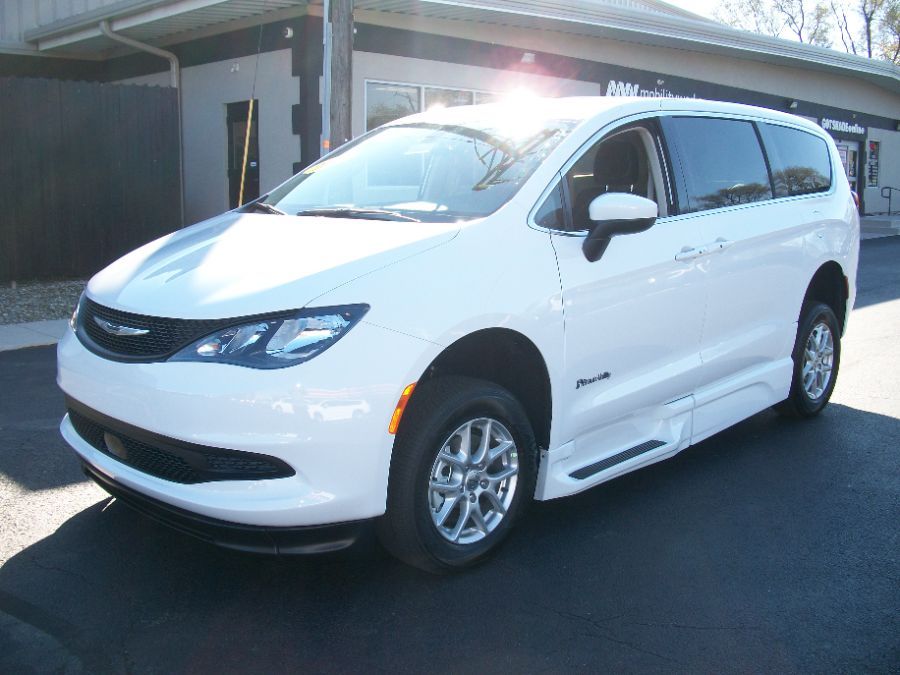 White Chrysler Voyager image number 5