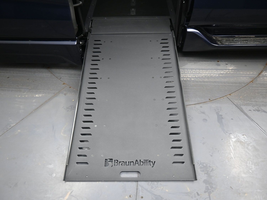 New 2026 Toyota Sienna Hybrid XLE Add - BraunAbility Side Entry Entry In Floor Automatic Ramp