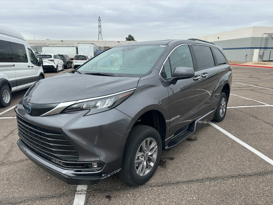 Grey Toyota Sienna image number 18