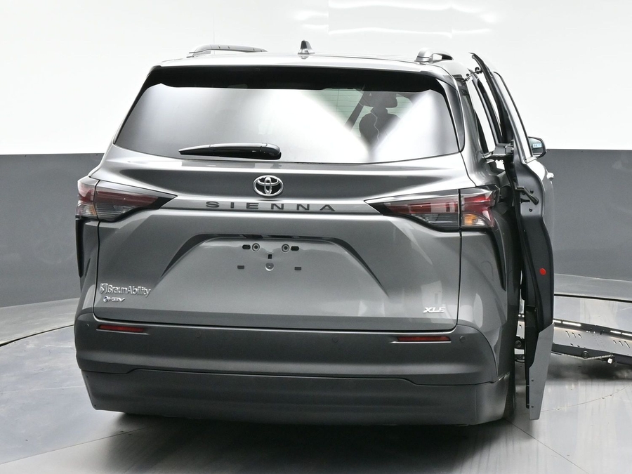 Grey Toyota Sienna image number 5