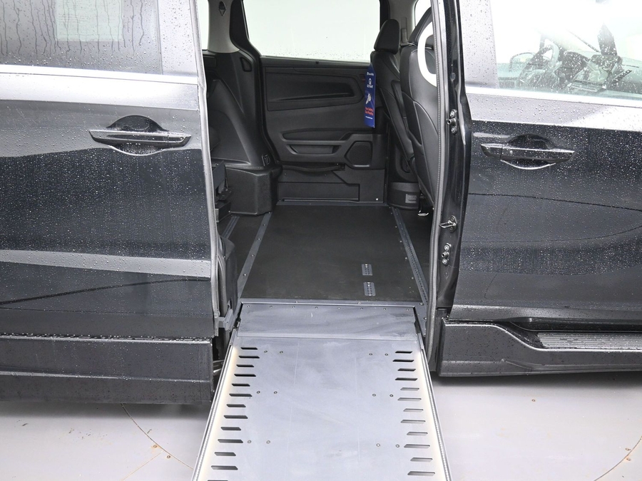 Black Honda Odyssey image number 10