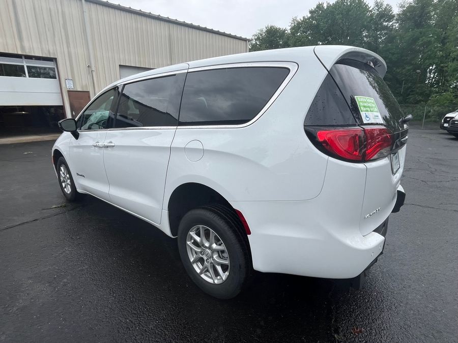 White Chrysler Voyager image number 4