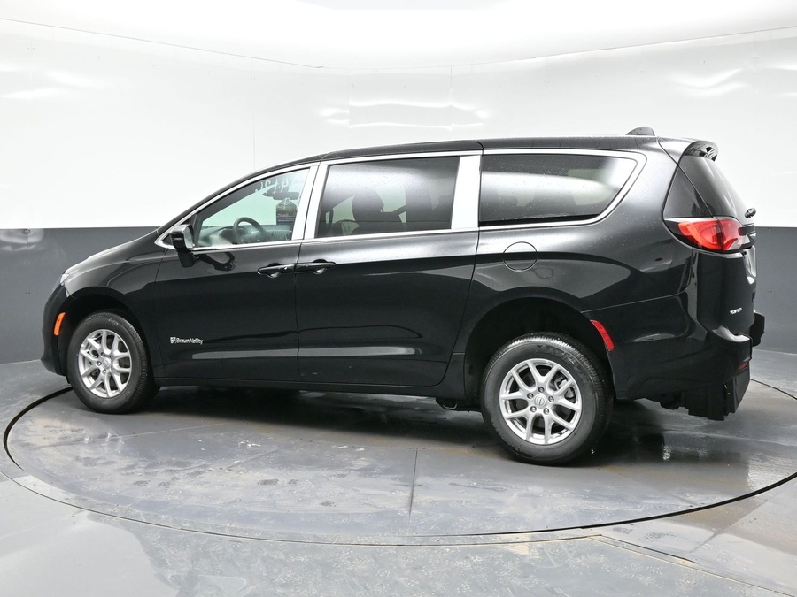 Black Chrysler Voyager image number 3