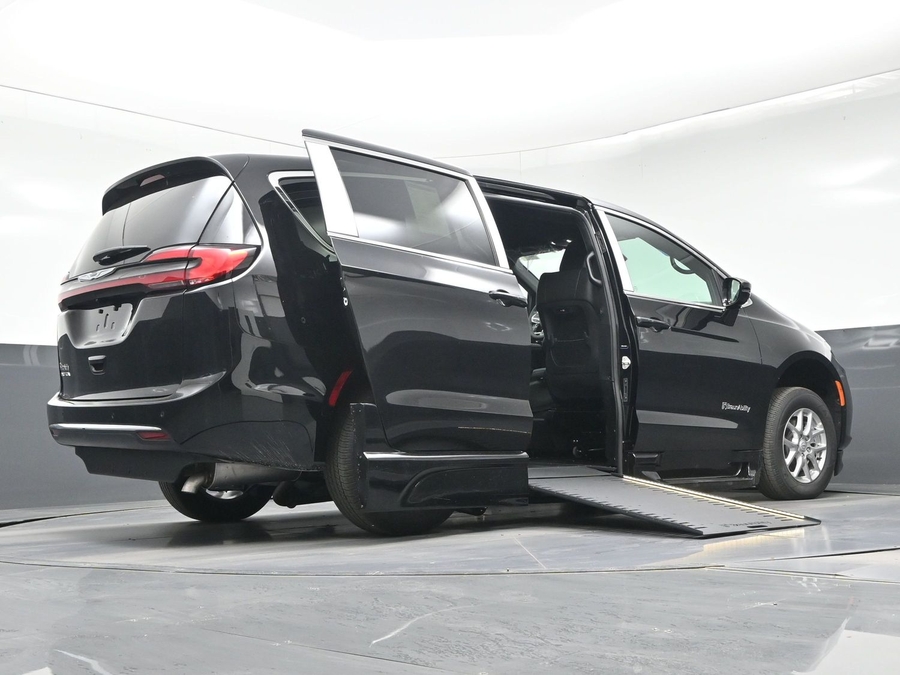 Black Chrysler Pacifica image number 17