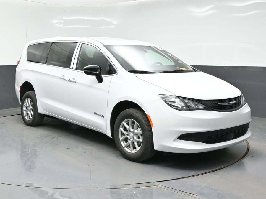 2026 Chrysler Voyager LX's photo