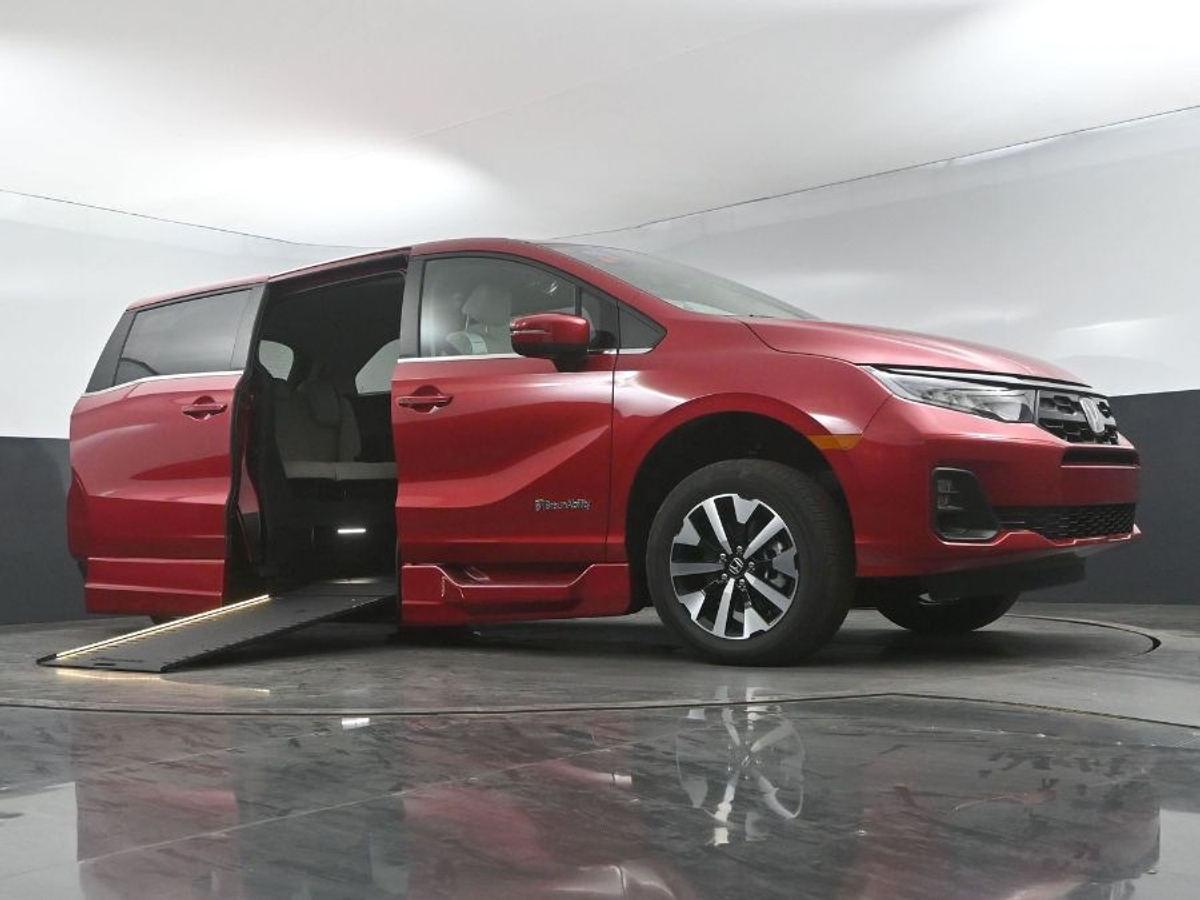 Red Honda Odyssey image number 17