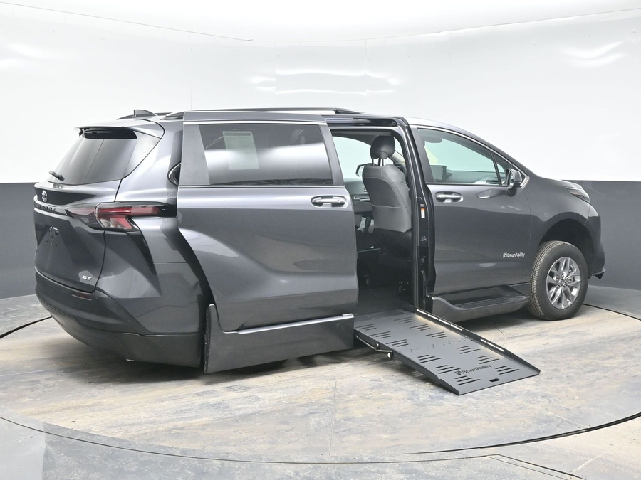 Grey Toyota Sienna image number 6