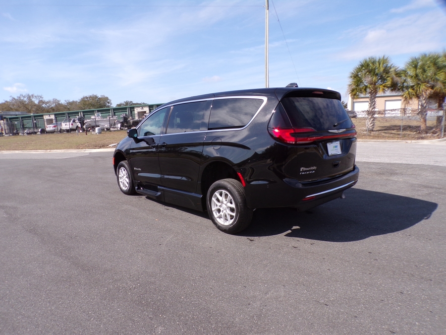 Black Chrysler Pacifica image number 30