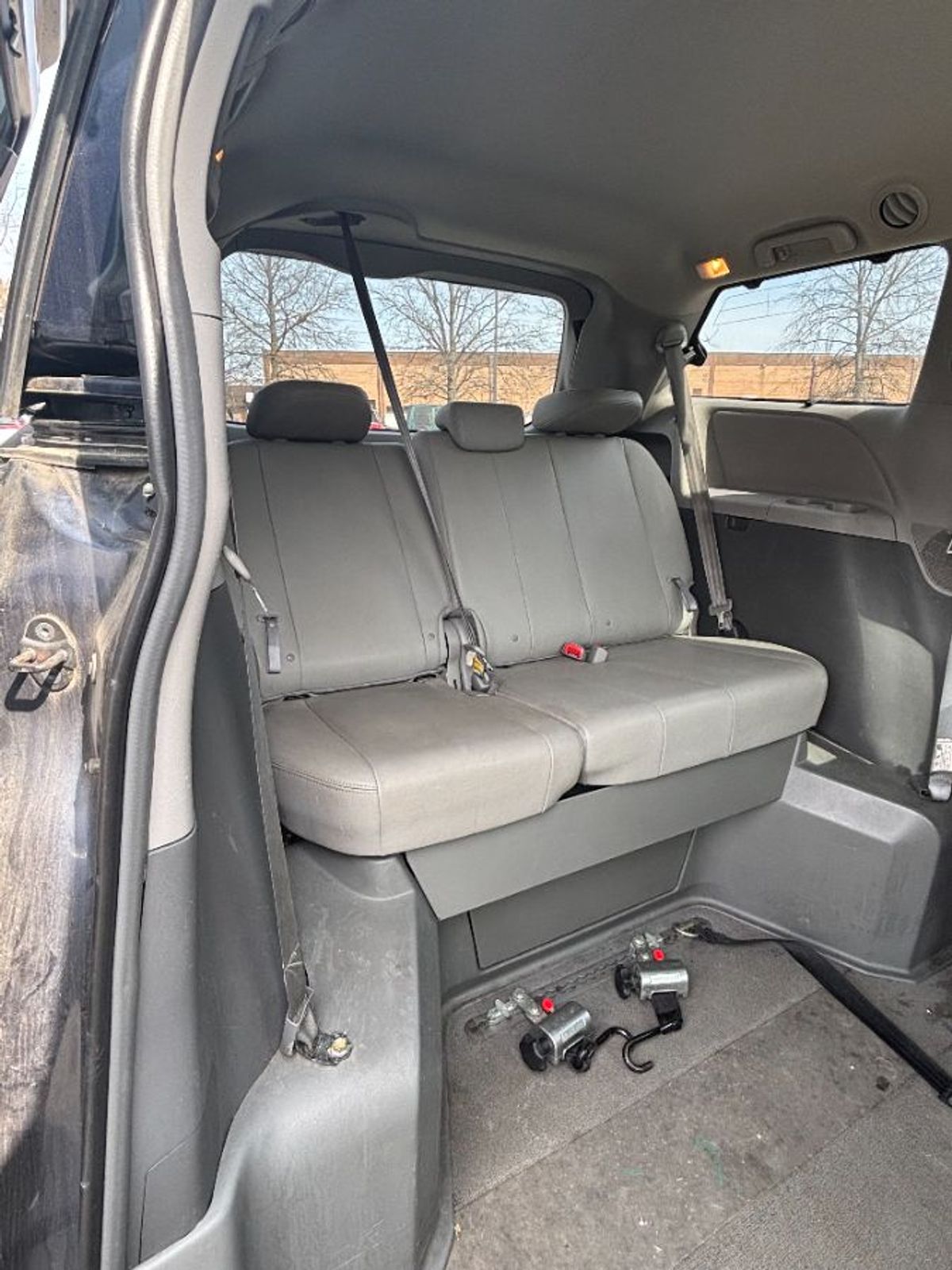 Blue Toyota Sienna image number 10