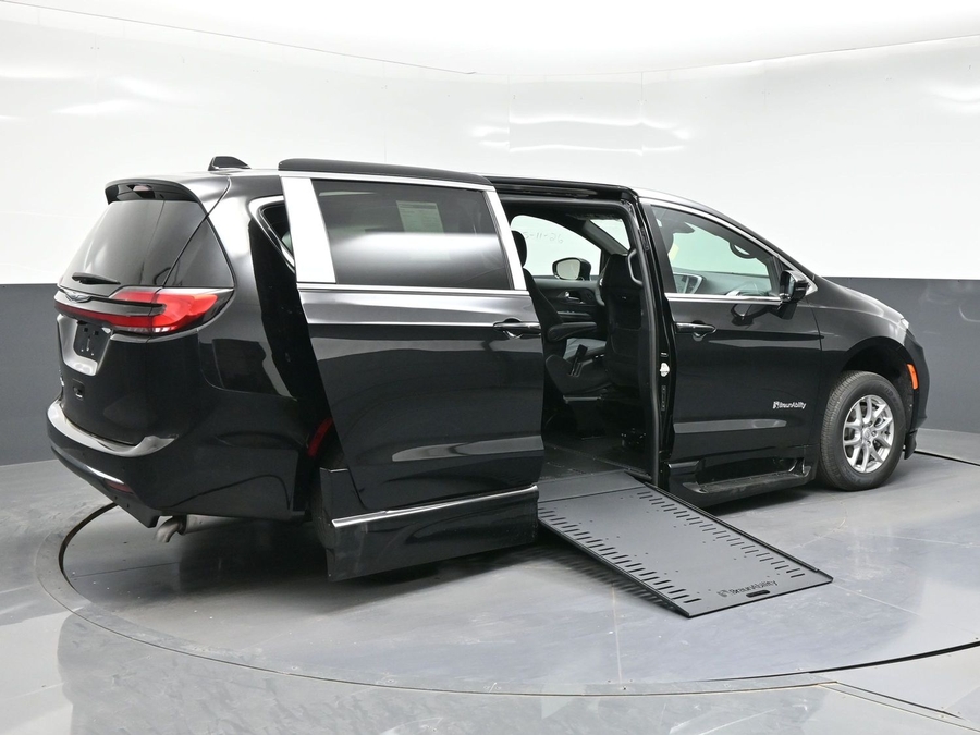 Black Chrysler Pacifica image number 2