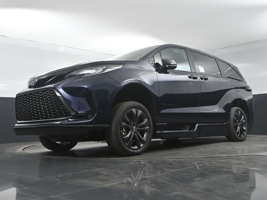 New 2025 Toyota Sienna Hybrid XSE Sport - BraunAbility Side Entry Entry In Floor Automatic Ramp