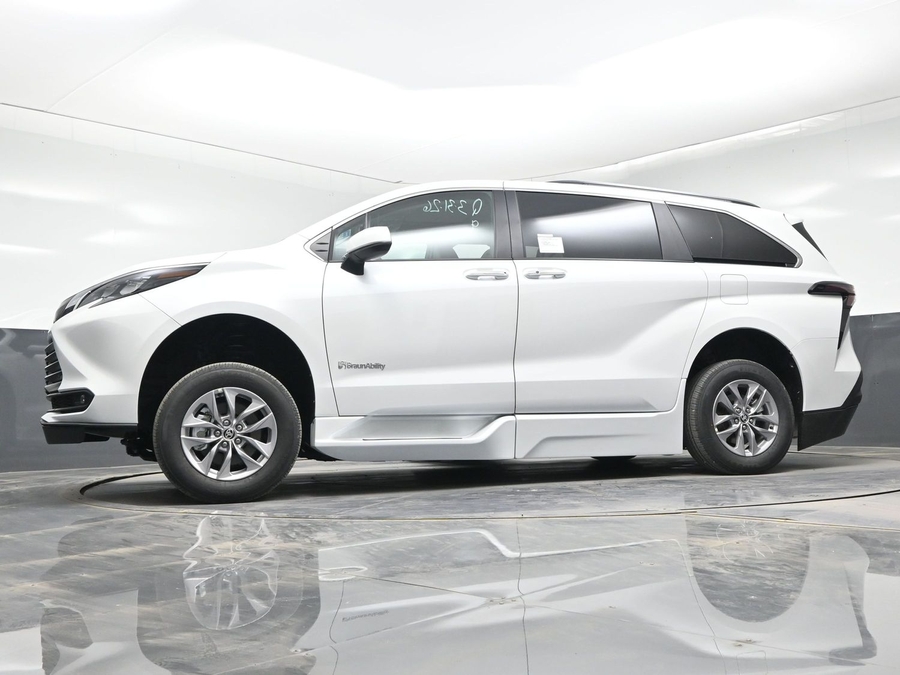 White Toyota Sienna image number 16