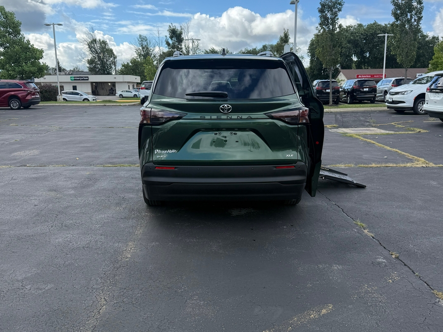 Green Toyota Sienna image number 6