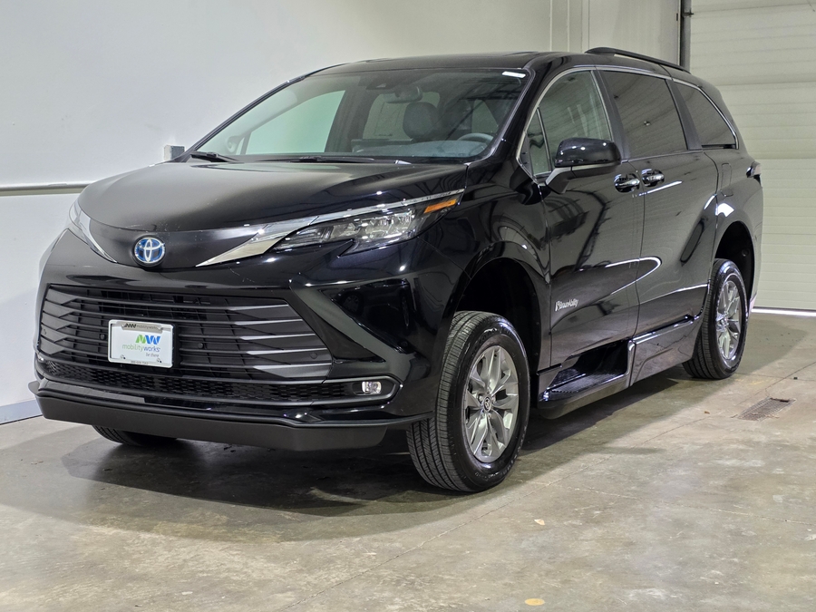 Black Toyota Sienna image number 31