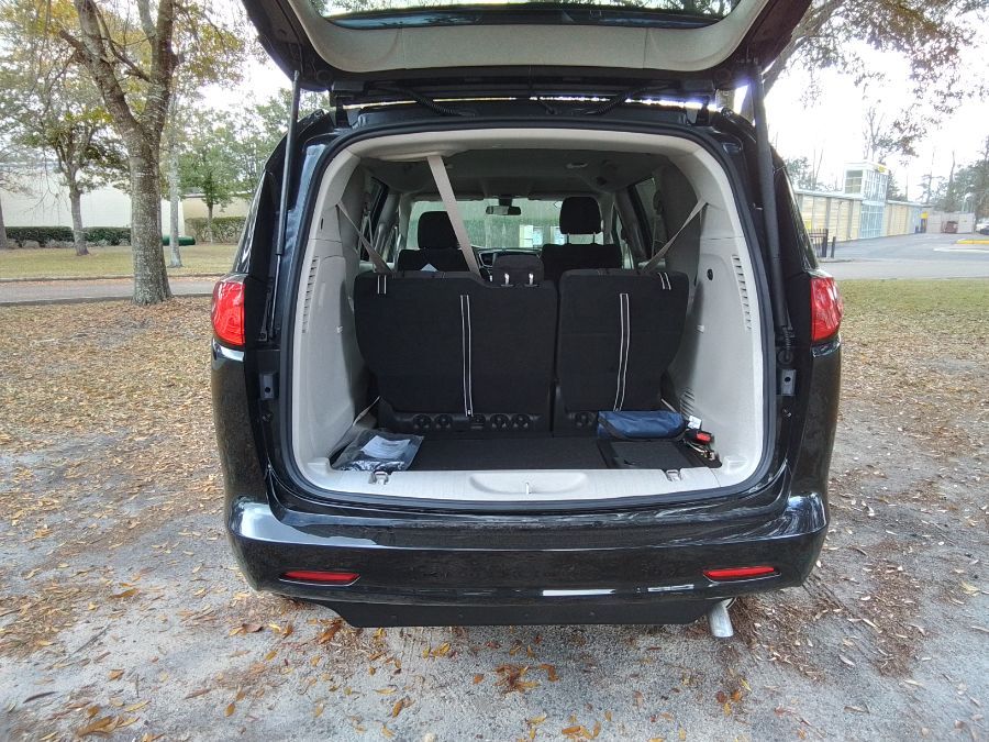 Black Chrysler Voyager image number 22