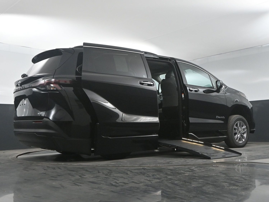 New 2025 Toyota Sienna Hybrid XLE Plus - BraunAbility Side Entry Entry Fold Out Automatic Ramp