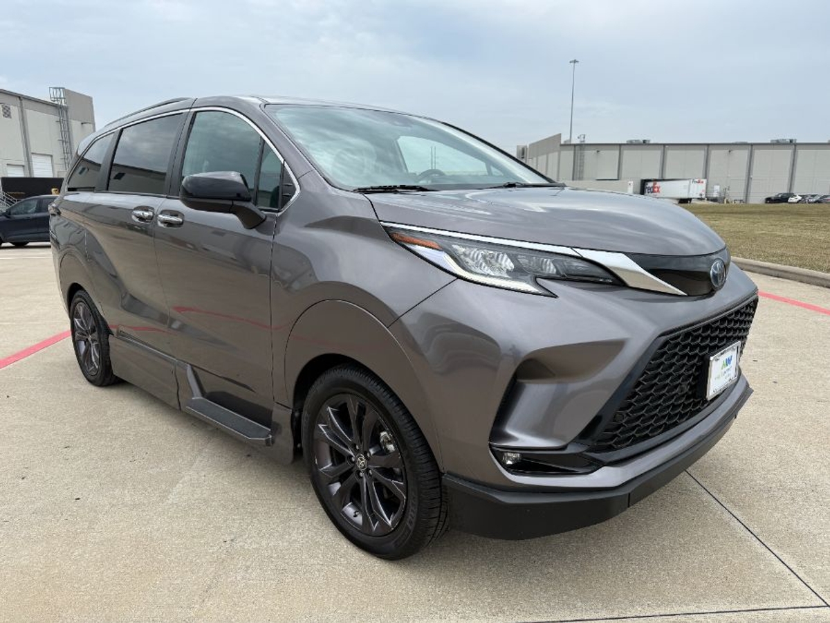 2022 Toyota Sienna XSE's photo