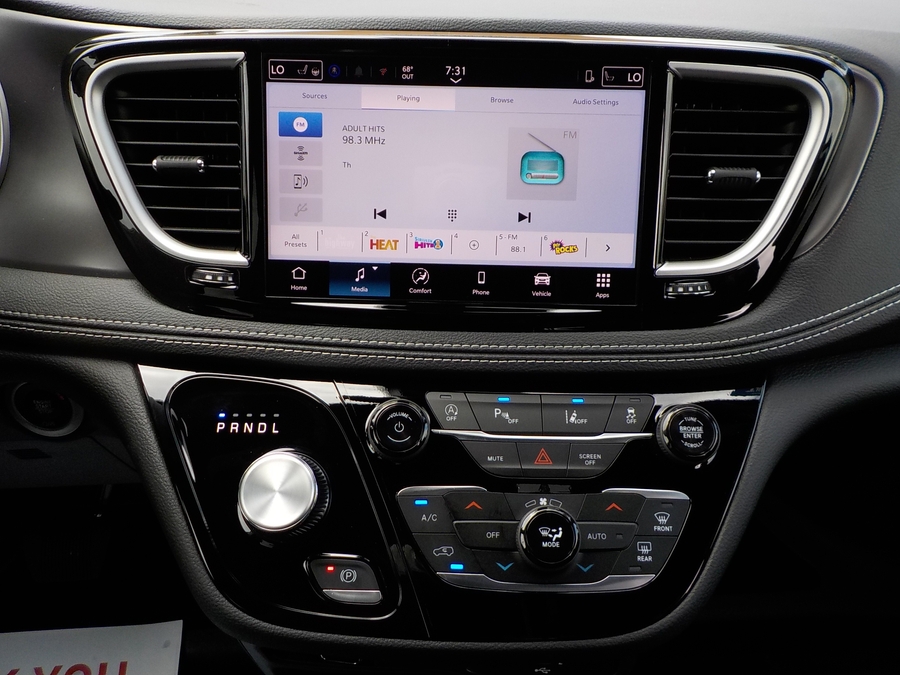 Silver Chrysler Pacifica image number 34