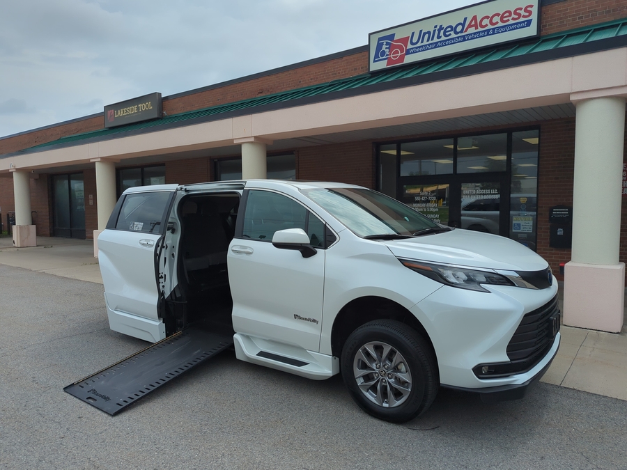 Used 2025 Toyota Sienna Hybrid XLE - BraunAbility Side Entry In Floor Automatic Ramp