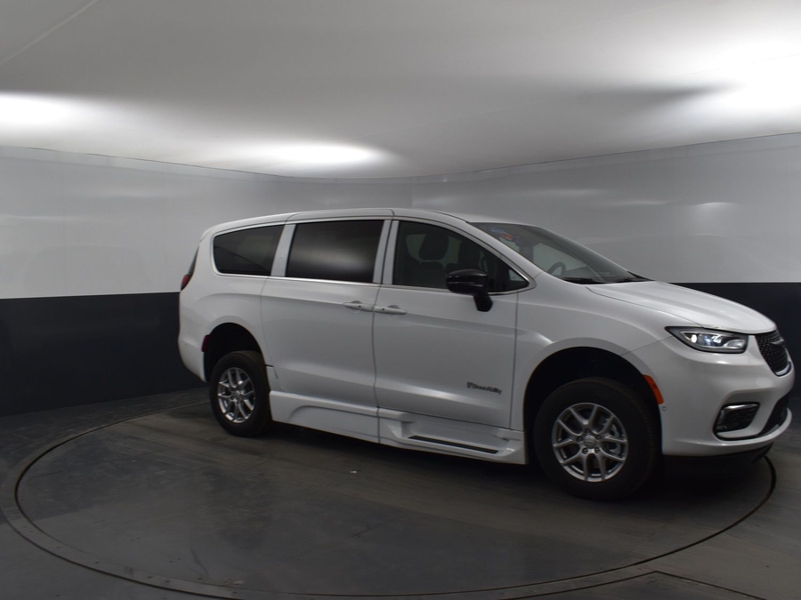 New 2025 Chrysler Pacifica Select Safety - BraunAbility Side Entry Entry Fold Out Automatic Ramp