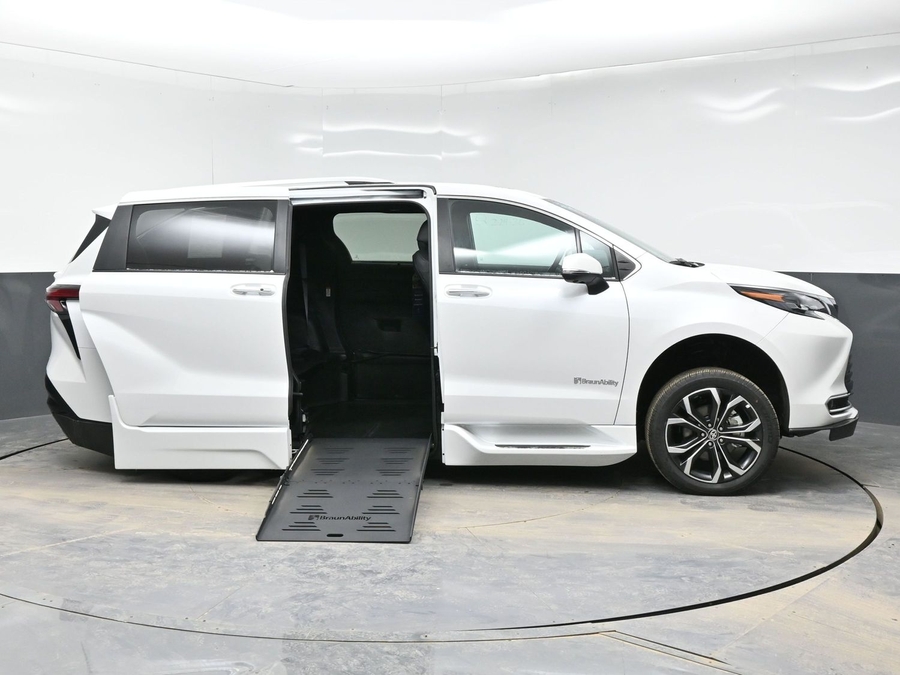White Toyota Sienna image number 7